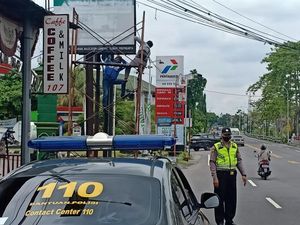Saat Plang FPI di Sleman Ditertibkan
