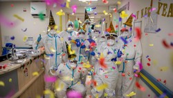 Di tengah perjuangan melawan COVID-19, para tenaga kesehatan di Italia merayakan pergantian tahun dengan para pasiennya. Atribut tahun baru pun mereka kenakan.