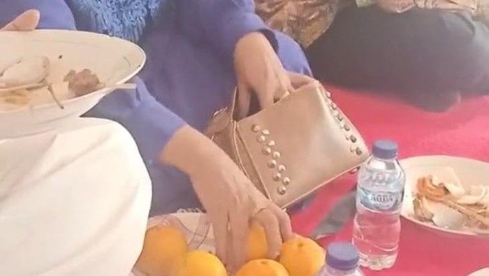 Ngakak! 6 Momen Makan Random di Tahun 2020 yang Viral