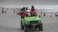 Pascapenutupan kawasan wisata pantai selatan Yogyakarta pada malam pergantian tahun baru, pengunjung memadati kawasan tersebut untuk menghabiskan libur tahun baru.