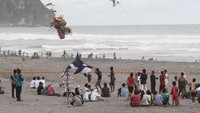Sejumlah wisatawan mengunjungi objek wisata Pantai Parangkusumo di Bantul, DI Yogyakarta, Jumat (1/1/2021).