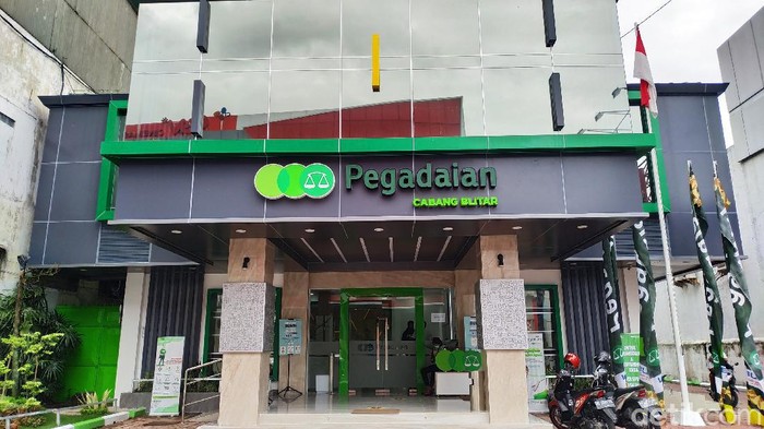 Ratusan kendaraan dan emas digadaikan warga Blitar selama pandemi 2020. Namun ada kenaikan tabungan emas hingga 175 persen.