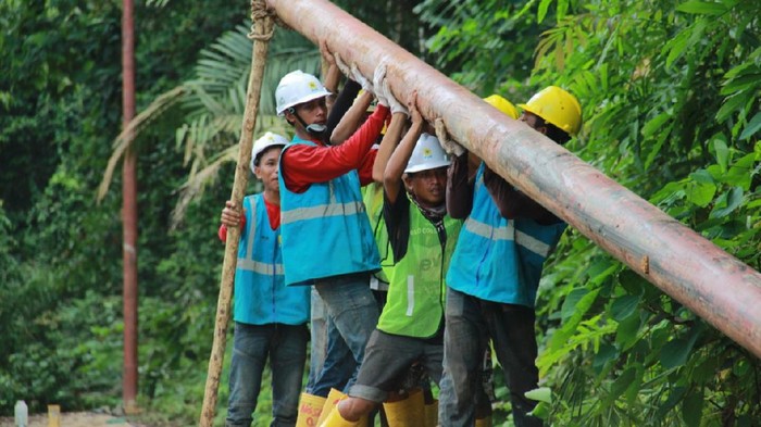 Pemasangan tiang listrik di 17 desa di Riau dan Kepulauan Riau
