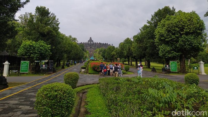 Pemberian suvenir kepada pengunjung pertama Candi Borobudur di awal tahun 2021 Pemberian suvenir kepada pengunjung pertama Candi Borobudur di awal tahun 2021