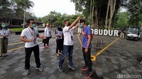 Setelah membeli tiket, wisatawan diberikan untaian bunga melati dan juga suvenir. Tak hanya itu, mereka diantar naik Tayo. (Eko Susanto/detikcom)