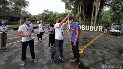 Foto: Taman Wisata Candi Borobudur Apresiasi Wisatawan Perdana di 2021