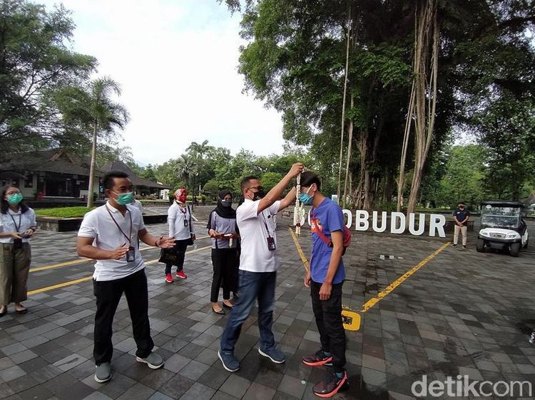 Foto: Taman Wisata Candi Borobudur Apresiasi Wisatawan Perdana di 2021