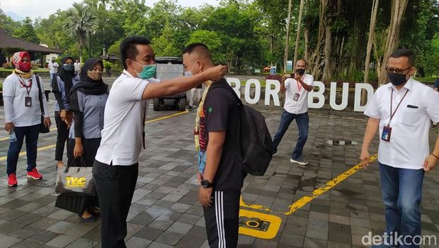Pemberian suvenir kepada pengunjung pertama Candi Borobudur di awal tahun 2021