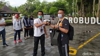  Mereka diberi buku-buku mengenai candi borobudur, prambanan dan ratu boko hingga kalendar. (Eko Susanto/detikcom)