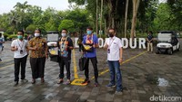 Turis yang beruntung ini adalah wisman asal prancis, Blaize dan dua wisnus M. Rouf dari Jakarta dan Rahmat dari Kebumen. (Eko Susanto/detikcom)