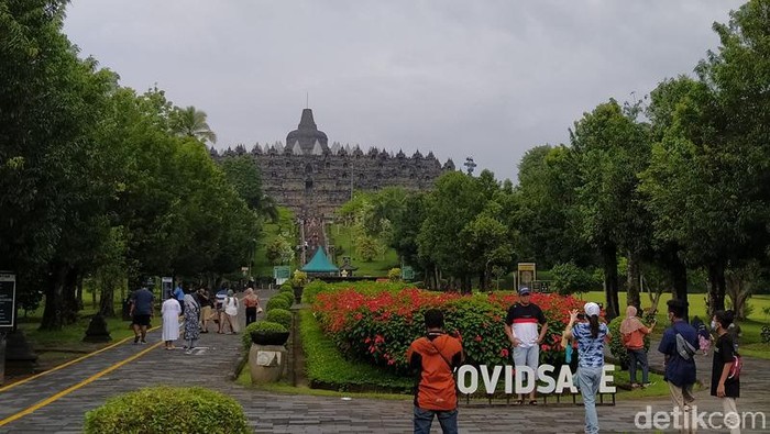 Pemberian suvenir kepada pengunjung pertama Candi Borobudur di awal tahun 2021