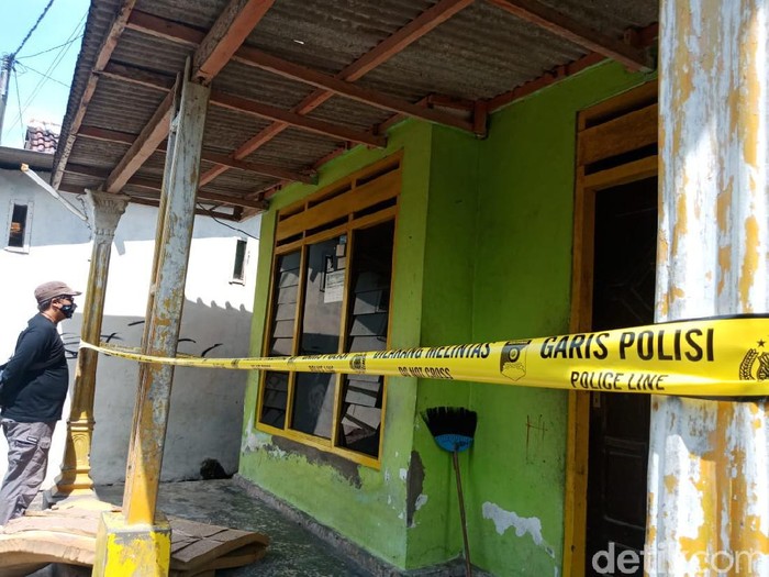 Seorang pemuda tewas dikeroyok pada malam tahun baru di Jombang. Pemuda berusia 22 tahun itu tewas dengan sejumlah luka lebam di tubuhnya.