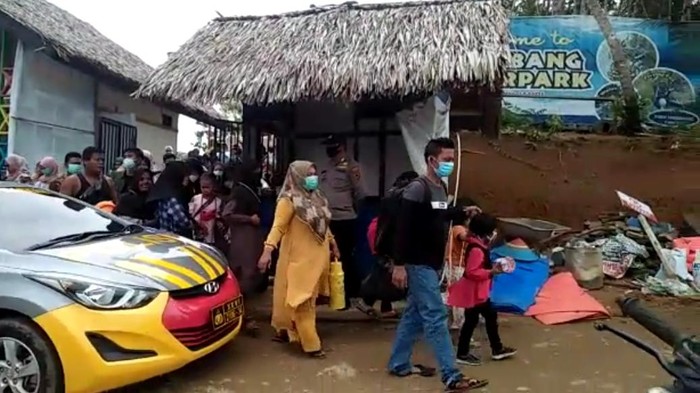 Pengunjung  pemandian Waterpark Sikumbang di Jambi dibubarkan karena melebihi kapasitas