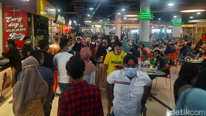 Banyak warga Surabaya yang jalan-jalan di mal saat libur tahun baru. Seperti yang tampak di Royal Plaza.