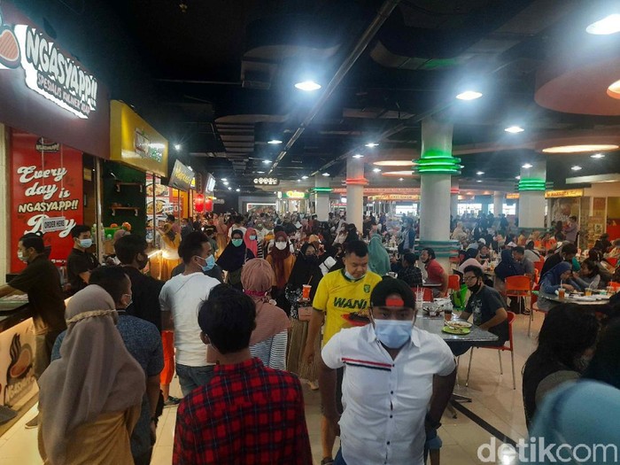 Banyak warga Surabaya yang jalan-jalan di mal saat libur tahun baru. Seperti yang tampak di Royal Plaza.