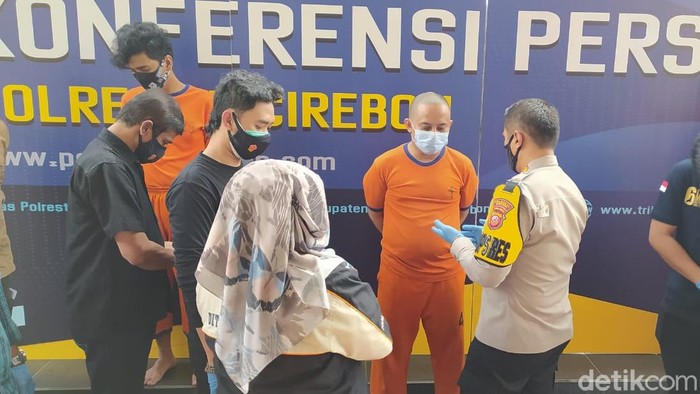 Penipu Lelang Sepatu di Cirebon