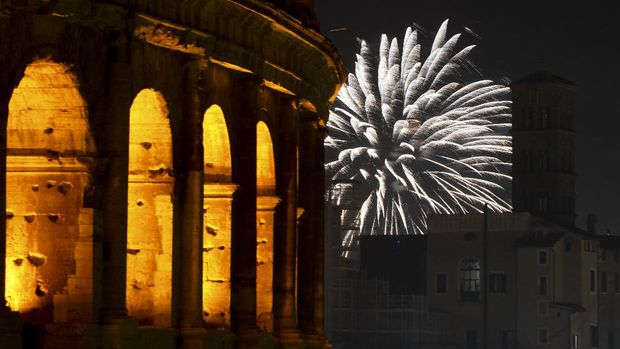 Perayaan tahun baru di Colosseum Roma, Jumat (1/1/2021). (AP/Andrew Medichini)