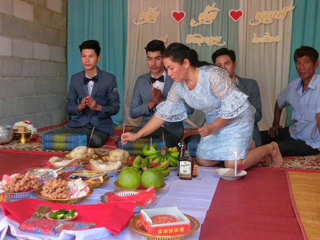 Tiga orang pria Thailand baru saja menggelar pesta pernikahan tak biasa. Adalah James Chandmthong, Nong Amsapchan, dan Nong Toei Buutawat yang saling menikahi satu sama lain. Hubungan tidak biasa tersebut berawal ketika James yang seorang pakar diet dan Nong yang seorang penari berpacaran selama tujuh tahun. Lalu baru-baru ini, mereka bertemu dengan Nong Toei yang juga penari dan merasa cocok dengan satu sama lain. Foto: Facebook Thanawat Dance