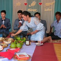 Tiga orang pria Thailand baru saja menggelar pesta pernikahan tak biasa. Adalah James Chandmthong, Nong Amsapchan, dan Nong Toei Buutawat yang saling menikahi satu sama lain. Hubungan tidak biasa tersebut berawal ketika James yang seorang pakar diet dan Nong yang seorang penari berpacaran selama tujuh tahun. Lalu baru-baru ini, mereka bertemu dengan Nong Toei yang juga penari dan merasa cocok dengan satu sama lain. Foto: Facebook Thanawat Dance