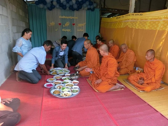 Di Thailand sendiri sebenarnya tidak mengakui pernikahan antara tiga orang. Acara pernikahan antara James, Nong Amsapchan, dan Nong Toei pun hanya dilaksanakan secara simbolis sesuai dengan ajaran Buddha. Dikatakan jika acara tersebut dihadiri teman dan saudara serta para biksu yang memberikan pemberkatan.Foto: Facebook Thanawat Dance