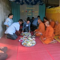 Di Thailand sendiri sebenarnya tidak mengakui pernikahan antara tiga orang. Acara pernikahan antara James, Nong Amsapchan, dan Nong Toei pun hanya dilaksanakan secara simbolis sesuai dengan ajaran Buddha. Dikatakan jika acara tersebut dihadiri teman dan saudara serta para biksu yang memberikan pemberkatan.Foto: Facebook Thanawat Dance