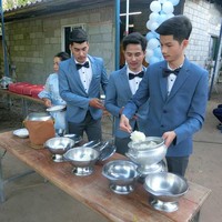 Pernikahan antara tiga orang sebenarnya bukan pertama kalinya terjadi di Thailand. Di 2015, tiga orang pria bernama Joke, Bell, dan Art pernah melakukan prosesi serupa dan menjadi pernikahan tiga pria pertama di dunia. Foto: Facebook Thanawat Dance