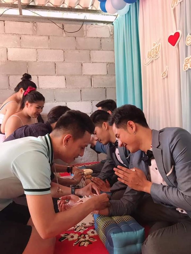 Ketiganya pun memutuskan untuk mengambil langkah lebih jauh. Bukan satu pria punya dua suami tapi lebih tepatnya mereka saling menikahi dengan satu sama lain. Foto: Facebook Thanawat Dance