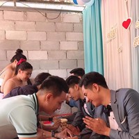 Ketiganya pun memutuskan untuk mengambil langkah lebih jauh. Bukan satu pria punya dua suami tapi lebih tepatnya mereka saling menikahi dengan satu sama lain. Foto: Facebook Thanawat Dance