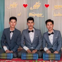 Pernikahan poligami di Thailand tengah jadi perbincangan. Jika kebanyakan pria berpoligami dengan wanita, kali ini ada pria yang punya dua suami. Bukan hanya itu, mereka pun mengaku saling menikahi satu sama lain. Yang juga mengejutkan pernikahan tersebut didukung oleh keluarga yang menghadiri peresmian hubungan mereka. Foto: Facebook Thanawat Dance