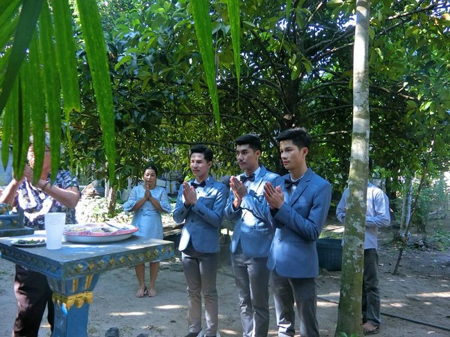 Foto-foto pernikahan mereka yang diposting di Facebook Thanawat Dance pun jadi viral. Thanawat Dance sendiri adalah sebuah grup dance yang diinisiasi oleh ketiga pria itu. Dilansir Matichon Online, hubungan ketiganya mendapat restu dari pihak keluarga mereka. Hadir dalam prosesi pernikahan ibu Nong mengaku jika ia turut bahagia untuk anaknya dan berharap mereka bisa bersama seperti keluarga lainnya. Foto: Facebook Thanawat Dance