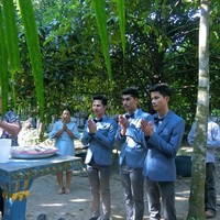 Foto-foto pernikahan mereka yang diposting di Facebook Thanawat Dance pun jadi viral. Thanawat Dance sendiri adalah sebuah grup dance yang diinisiasi oleh ketiga pria itu. Dilansir Matichon Online, hubungan ketiganya mendapat restu dari pihak keluarga mereka. Hadir dalam prosesi pernikahan ibu Nong mengaku jika ia turut bahagia untuk anaknya dan berharap mereka bisa bersama seperti keluarga lainnya. Foto: Facebook Thanawat Dance