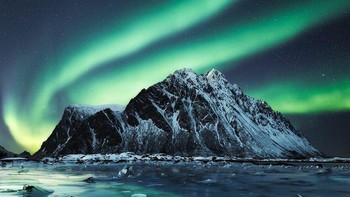 Aurora atau disebut juga Cahaya Utara tampak di sekitar Kepulauan Gimsoya dengan suhu mencapai -20º C. Istimewa/dok.Bored Panda/roksolyana_hilevych.