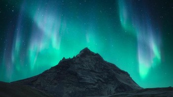 Pesona aurora tampak di atas pegunungan Islandia. Istimewa/dok.Bored Panda/jokinmarc.
