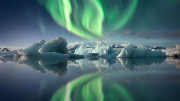Cahaya Utara tampak menyinari es laguna gletser paling populer di Islandia. Istimewa/dok.Bored Panda/agnieszkamrowka.photography.