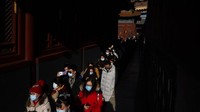 Momen perayaan tahun baru 2021 dimanfaatkan warga untuk memanjatkan doa dan harapan di Kuil Yonghegong Lama yang berada di kawasan Beijing, China. AP Photo/Andy Wong. 