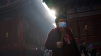 Warga yang datang ke Kuil Yonghegong Lama tampak menggunakan masker guna mengantisipasi penyebaran virus Corona. Terlebih saat ini dunia tengah meningkatkan kewaspadaannya usai ditemukan varian baru virus Corona yang diketahui lebih mudah menular di Inggris beberapa waktu lalu. AP Photo/Andy Wong.