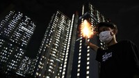 Seorang warga menyalakan kembang api di kawasan Wisma Atlet Jakarta yang menjadi tempat isolasi pasien COVID-19 saat malam pergantian tahun. Pradita Utama/detikcom.