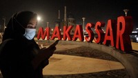 Suasana Anjungan Pantai Losari yang sepi saat malam pergantian tahun di Makassar, Sulawesi Selatan, Kamis (31/12/2020). ANTARA FOTO/Arnas Padda.
