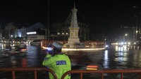 Polisi berjaga pada malam pergantian tahun di simpang empat Tugu Pal Putih, Yogyakarta, yang ditutup untuk menghindari kerumunan, Kamis (31/12/2020). Pius Erlangga/detikcom.
