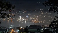 Suasana malam pergantian tahun di Kota Jayapura, Provinsi Papua, Kamis (31/12/2020). Sebanyak 9 titik pusat keramaian wilayah Kota Jayapura di tutup pada malam pergantian tahun 2021 untuk mencegah penyebaran virus Corona. ANTARA FOTO/Indrayadi TH.