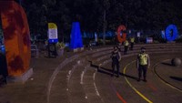 Personel Kepolisian melakukan pengamanan dan penjagaan malam tahun baru 2021 di Taman Cikapayang, Dago, Jawa Barat, Kamis (31/12/2020). Suasana malam tahun baru di tempat tersebut juga sepi. ANTARA FOTO/Novrian Arbi.