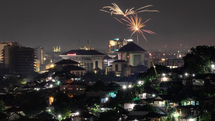 Larangan merayakan tahun baru 2021 membuat pergantian tahun di Sejumlah kota sepi. Larangan ini terkait adanya pandemi COVID-19.