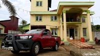 Mobil Hilux merah yang terparkir di depan rumah gedongnya itulah yang biasa mengantarkan ayam-ayam hasil ternaknya untuk di jual kepada pengepul ataupun koperasi yang mengambilnya.