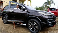 Sebuah mobil Fortuner hitam miliknya itu menjadi saksi bisu keberhasilan Marsel dalam berbisnis. Mulai dari bisnis Ayam hingga sarang burung walet yang mengantarkannya menjadi jutawan.