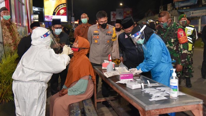 Lamongan menggelar rapid antigen secara acak kepada warga yang berkerumun saat malam tahun baru. Hasilnya tidak ada yang positif.
