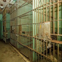 Bagian ruang rahasia mengerikan yang satu ini sangat memerlukan renovasi. Akun listing yang memasarkan rumah ini sendiri telah menyarankan para calon pembeli untuk merenovasi ruang penjara dengan ide kreatif yang diinginkan. Foto: Realtor.com