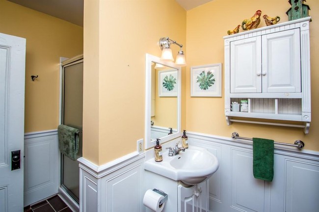 Rumah ini juga memiliki jendela-jendela besar yang bisa menjadi tempat untuk masuknya cahaya. Walapun rumah ini terlihat cukup nyaman, namun kamu akan berpikir dua kali setelah melihat ruangan penjara yang ada di dalam rumah. Foto: Realtor.com