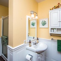 Rumah ini juga memiliki jendela-jendela besar yang bisa menjadi tempat untuk masuknya cahaya. Walapun rumah ini terlihat cukup nyaman, namun kamu akan berpikir dua kali setelah melihat ruangan penjara yang ada di dalam rumah. Foto: Realtor.com