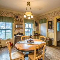 Rumah yang terletak di atas tanah seluas hampir satu hektar itu memiliki halaman belakang yang cukup luas untuk berkebun dan ruangan gudang yang terpisah. Foto: Realtor.com