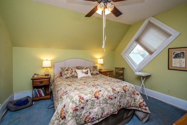 Rumah ini sebenarnya sudah direnovasi beberapa kali. Beberapa bagian yang telah direnovasi adalah lantai pertama rumah, jendela-jendela, cerobong asap, sistem pemanas yang lebih baru, dan atap.  Foto: Realtor.com